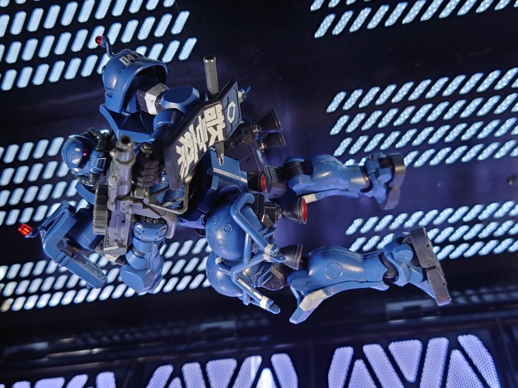 ガンダムが頭部グルリしたけど、ザクならば下半身に推進器が集中しているので、上半身グルリで射撃が理にかなってると思った。実際にガンプラはグルリできるし、推進軸が安定してたりもする。ベテランとかならやってたかも。