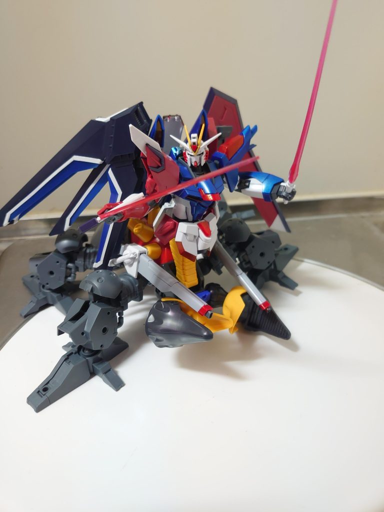 腰・脇に装備したビームサーベル・ビームブーメランも使用可能。ハサミも器用に使います。