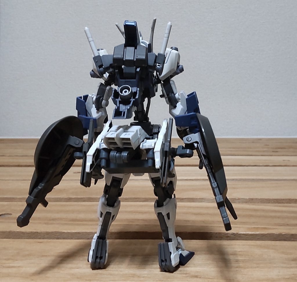 バックショットダブルオー形式で取り付けていたシールドを腰に移動し、武装を増やしました。空いたバックパックはジャンクパーツを使ってノーマルな形にしています。