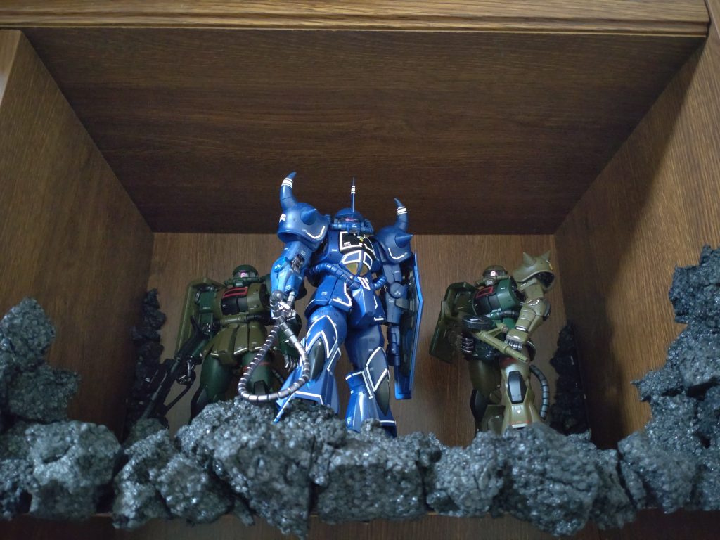 本箱に簡単ジオラマ作成。グフの登場シーンイメージしました。100均のブロックスチロールをちぎって岩山作りました。