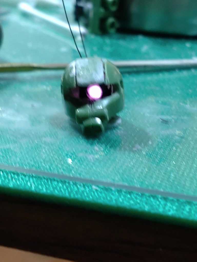 やっぱりザクといえばモノアイ発光です。むしろこれがやりたくて改造することになった気がします。