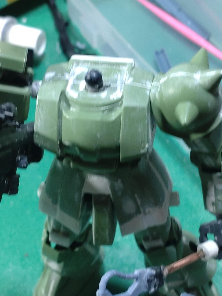 そのままだとスカートがミニ過ぎてセクシーになってしまうので、プラ板で延長させるのに挑戦しました。