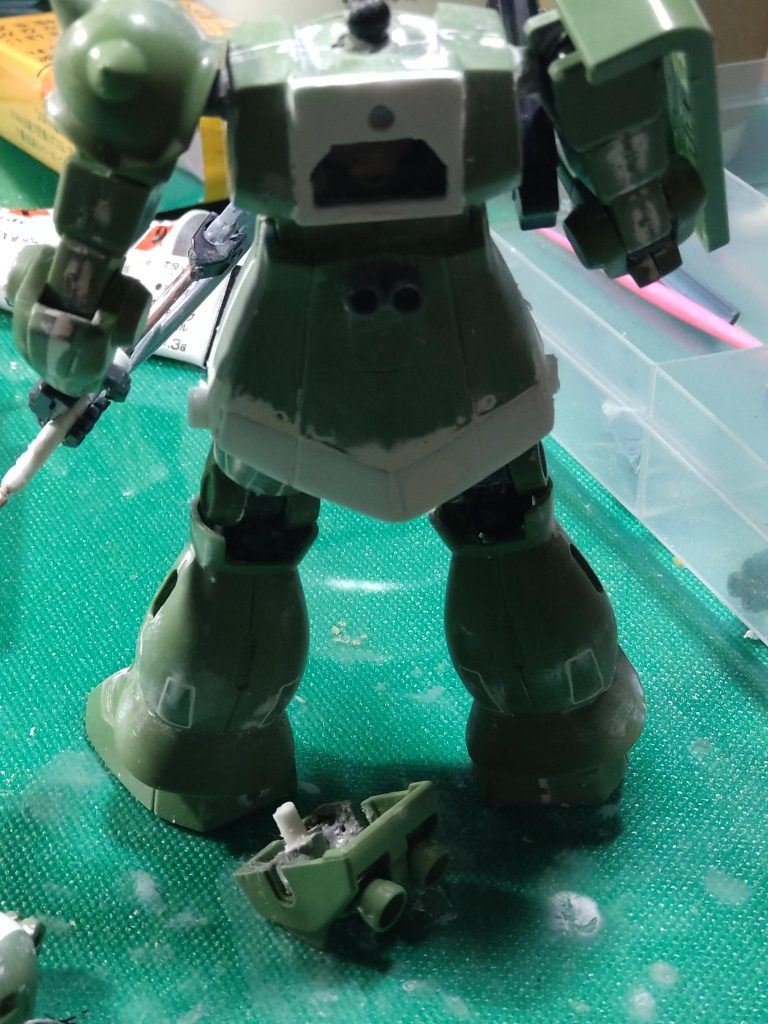 さすが旧キットは中身スカスカなんで電池を入れる場所に困りませんでした。