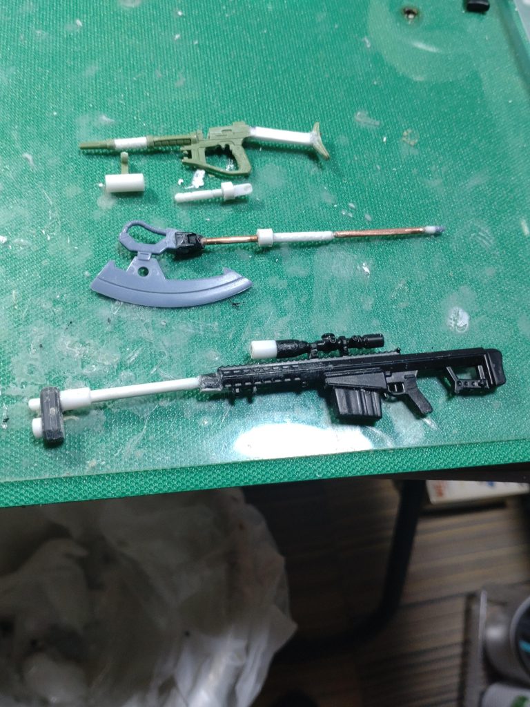 マシンガンもボディの大きさに合わせて少しサイズアップ、ヒートホークも同様にジャンクパーツを使い自作。長距離ライフルと勝手に名付けた武器は当初これの倍近くの長さだったのはヒミツです