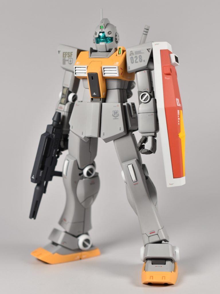 まずは素のジムⅡ装備主な改修ポイントは腕部をリバイブガンダムよりコンバート、太腿・腹部・フロントアーマー延長、股間軸調整、胸部側面を削り込みつつダクト基部形状修正、頬削り込みなど