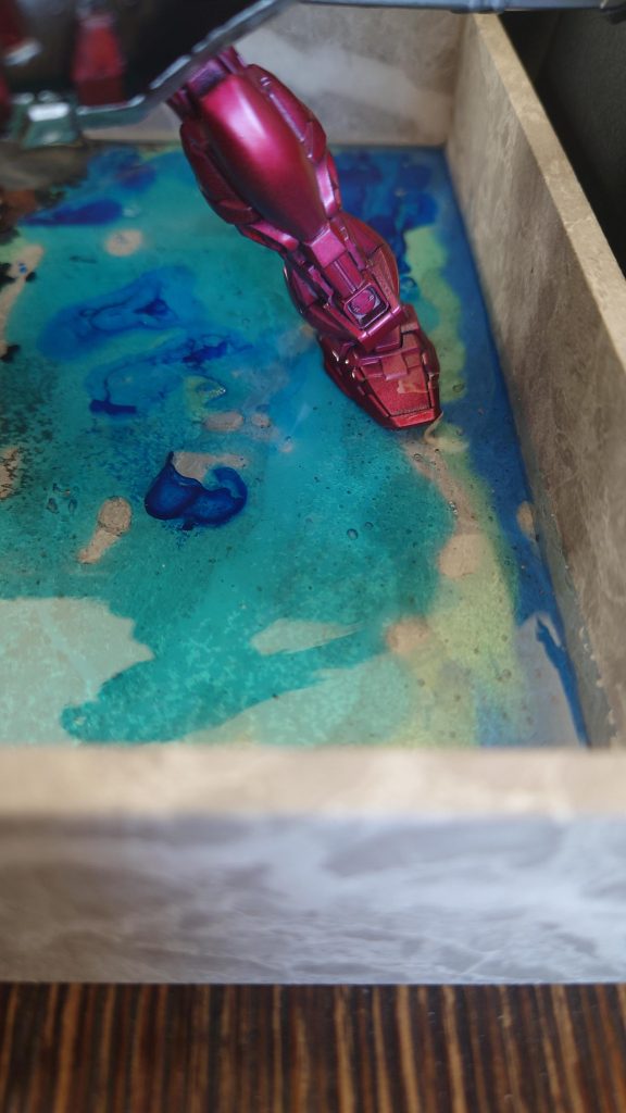 水ジェルで足元の水面を表現＋固定を行なっています。