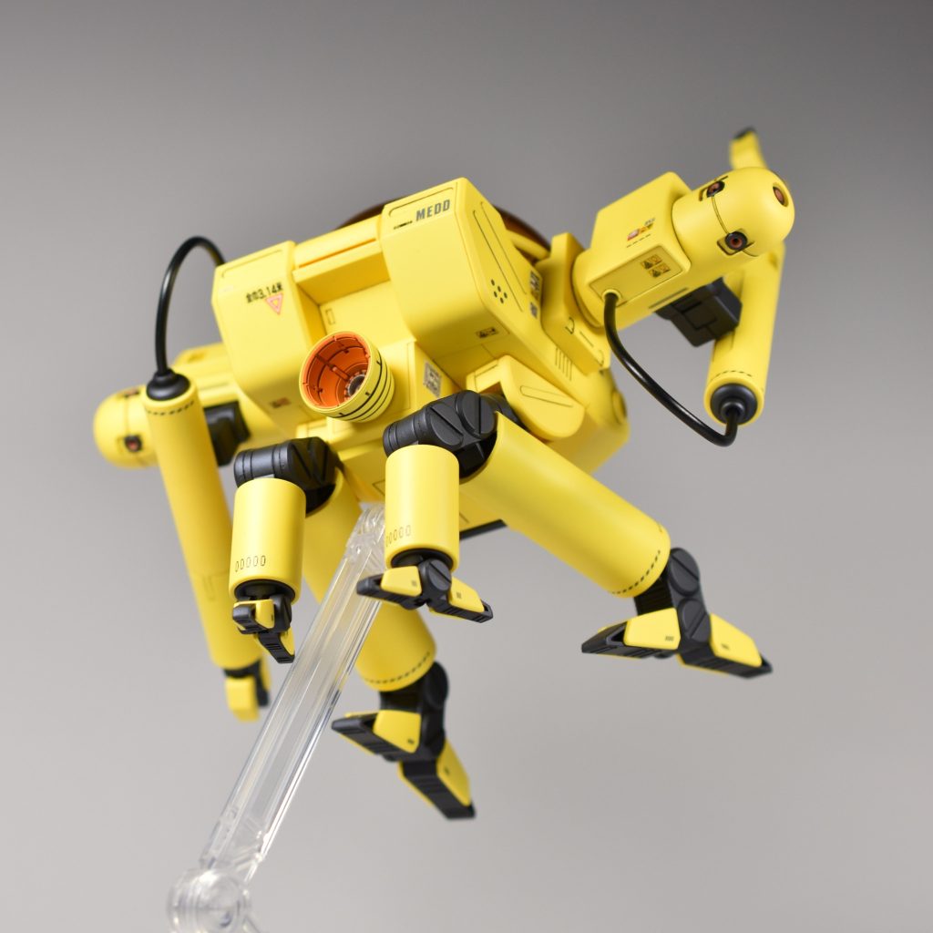 以前製作したトロハチ同様 働く建機をイメージして、ほぼ同等スケールと思われるハセガワ1/35日立建機ホイールローダ ZW100-6より乗務員とデカールを転用、またも現代と宇宙世紀の融合です