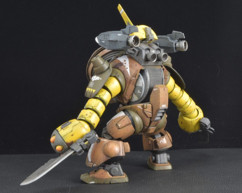 胴体はドラムフレームで接続されており運動性能の向上が図られている。また前傾姿勢を取ることが可能になったことで､頭部装甲を前面に展開でき､コクピットへの装甲厚が増えて生存性に寄与してるかどうか⋯なんにもわかんないッピ