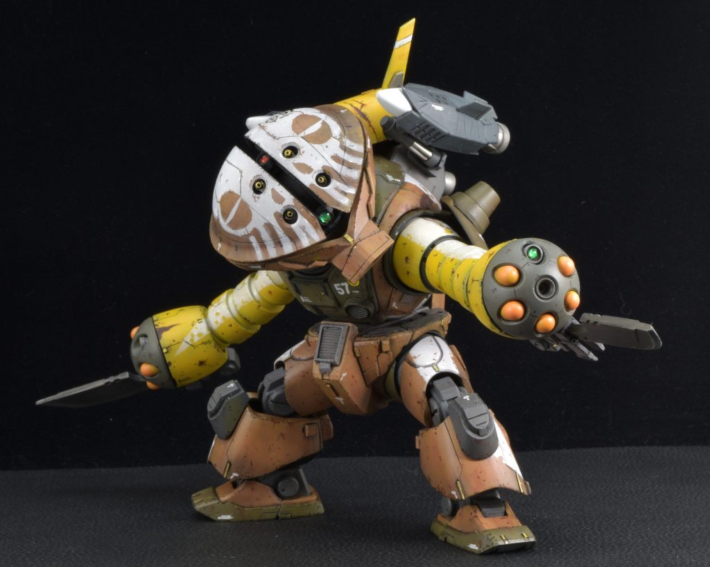 両腕共にミサイルランチャー+メガ粒子砲という爆装仕様。ランチャーが1門､センサーに換装されており命中精度の向上が図られているッピ