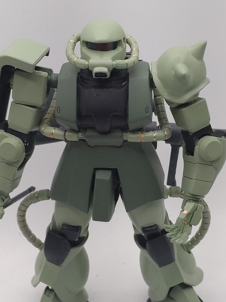 子供の頃にテレビで見ていたザクを再現したかったので、デカールも貼らず、スジボリも逆に埋めてしまい、のっぺりとしたモブ的やられメカを表現しました。