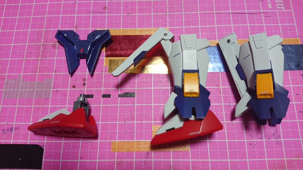 変形するなら膝のガードは絶対可動すると思ったので可動化。裏に畳み羽とか、隠し腕とか…構造的に怪しい気配。後から、ビームサーベルの収納場所と知る…もしかしたら下が可動で上が倒れてビーム噴射みたいなギミックか？。足首にアイロンビーズをはかせ延長、より細く中性的に。シスクードの特徴である扁平足にしつつ、感じさせないように調整する。