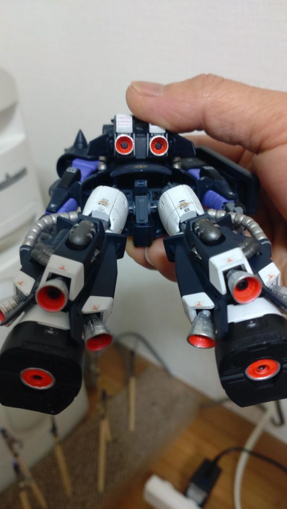 バーニア内は蛍光レッドで塗装しました。