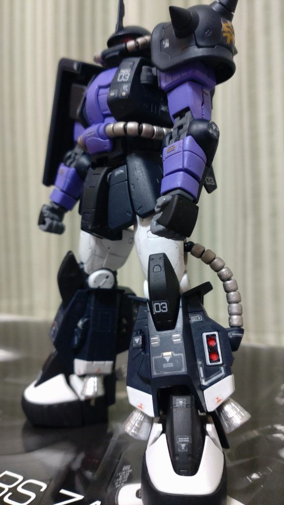 カーテン越しの黒い三連星ザクII