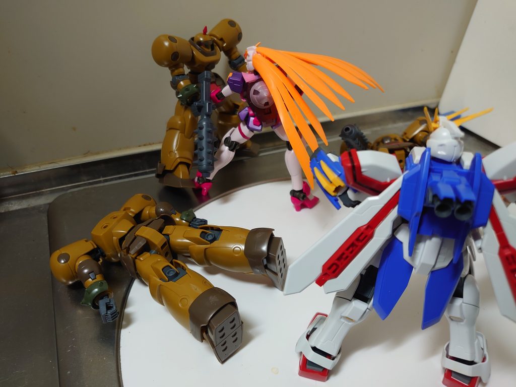 ア：やああああぁ！見てドモン！ド：凄い、今までの３倍の力だ！ トランザムシステムにする事で、バーサーカーモードカラー機を一時的に安全にパワーアップさせられる様に設定しました。