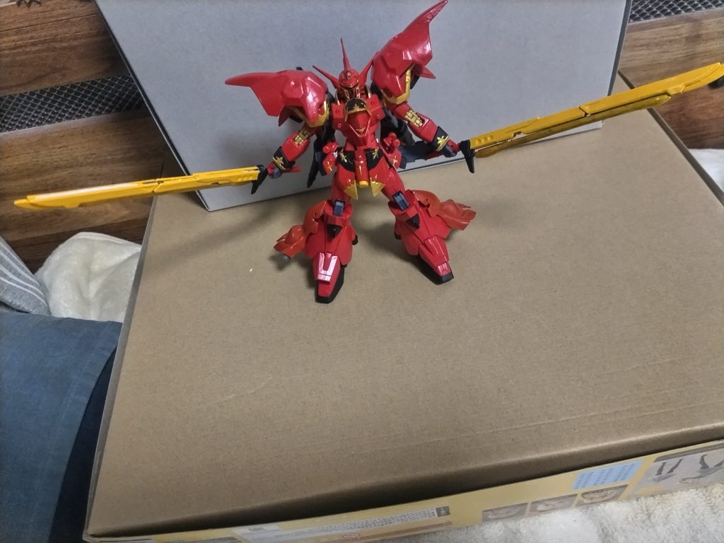 対艦刀二刀流。メタ的にも設定的にもアロンダイトの仕様変更版