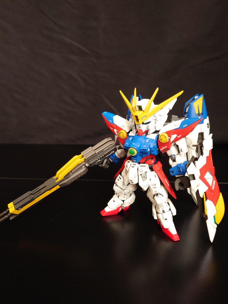 フェイス部分の赤は塗装でなんとかしました。上半身胴体部分は唯一パテで埋めて調整。RGのデカール貼ってつや消しトップで仕上げてます。