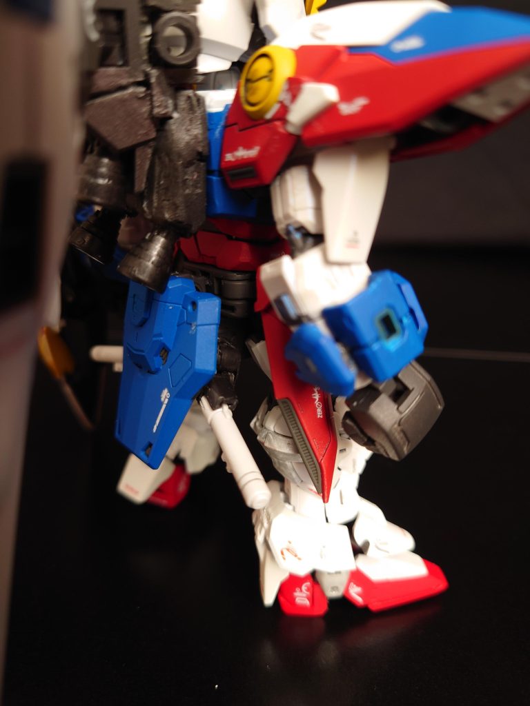 肩にビームサーベルが収納出来なかったので腰裏に収納。一応可動するギミックにしました。