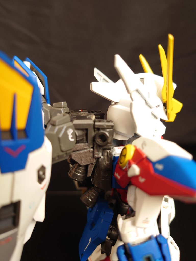 バックパックのウイングバインダーはやや上になるように調整。バーニアは2個追加。やや大きめに仕上がりました。