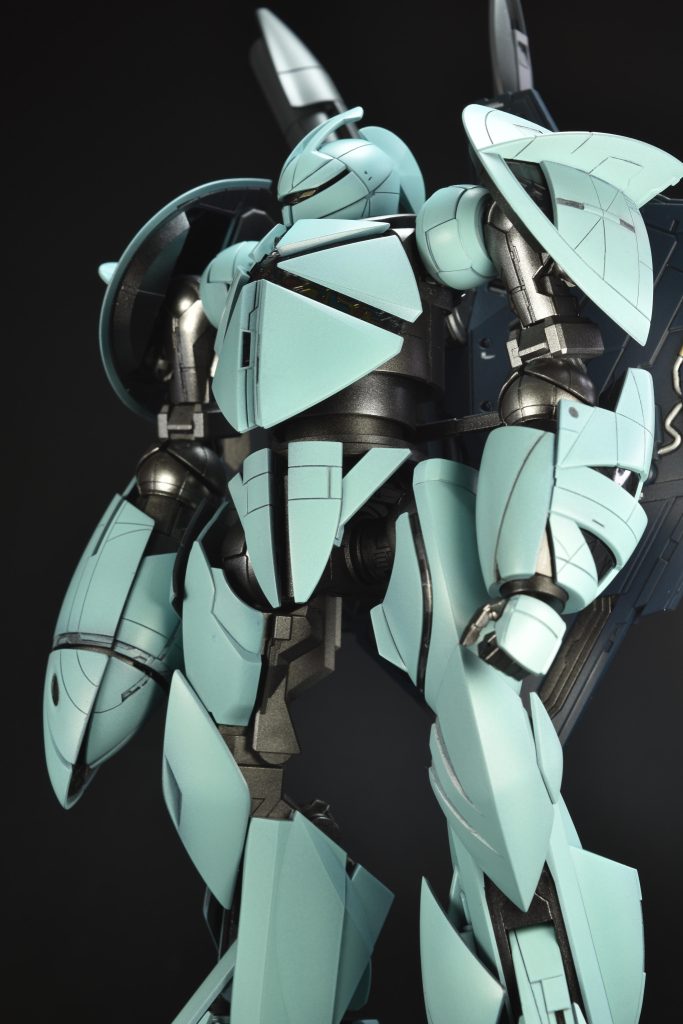 ツインアイのシールは剥がして、小さく鋭くプラ板で新規に作り直しました。