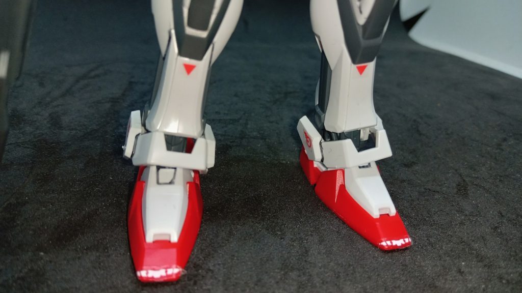 百均で使ったのはシールドの縁のところと覗き穴(ビームライフルを入れる口)の上のところ、ストライクの足の赤いところですね。あと胸の手前に曲がってるところも百均のマーキングですね😅‪‪もう少し、使って、動画した方が良さそうだ😅‪‪今回は動画しないでここだけ、アップします😅‪‪次回は百均のみのマーキングで動画で紹介できたらいいなと感じております😅‪‪