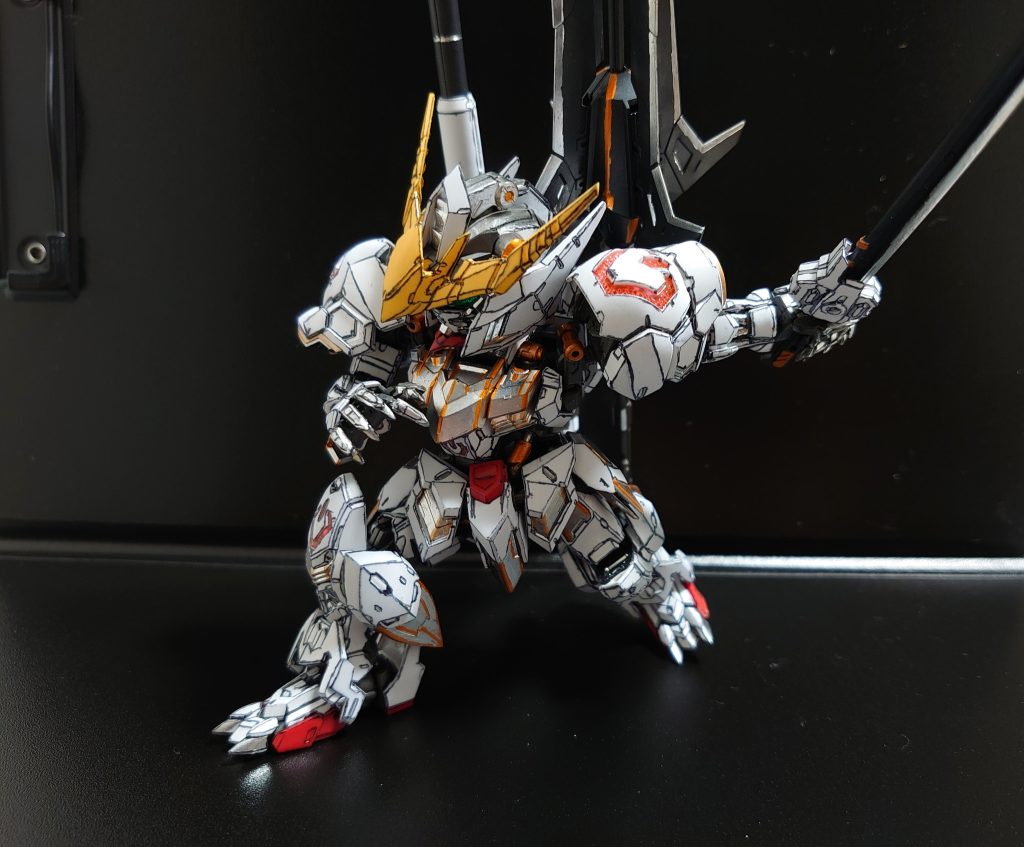 太刀やその他武器は光沢トップコートを吹きかけるのではなく、スポンジに染み込ませて塗ったため胸部との光沢に差が出てしまいました。きをつけます&nbsp;