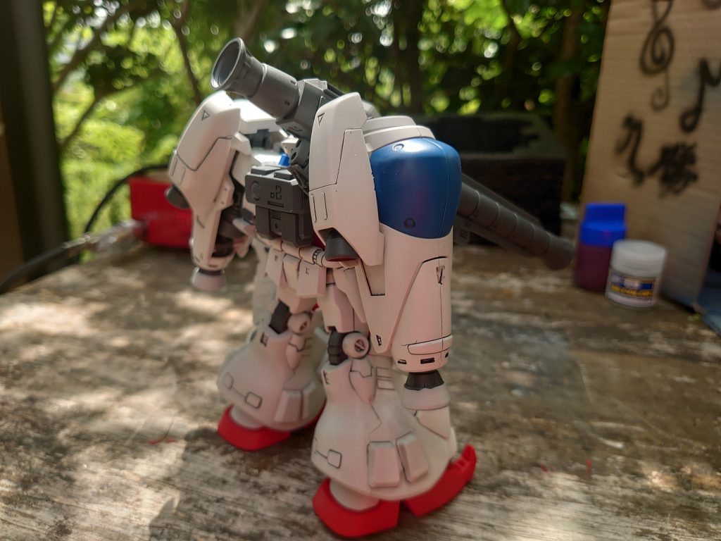 天気も気温も良かったのでテラスで塗装。つや消し材をふったら落ち着け見えるらしいからクオリスのつや消し材をシューっと。なるほどやな。