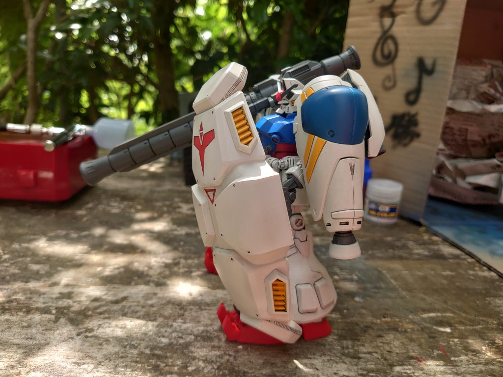 HGでも柄が大きいので嬉しいが盾が重た過ぎるので保持できない。ゴソゴソしてると手の合わせが折れてしまいアロンで対応。バズーカも繫げて持たせてるけどホンマは盾の裏にしのばせておきたいが更に重たくしたくないのでこの格好で棚に保管。