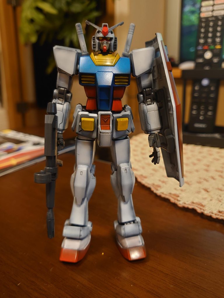 目の周りは現代のガンダムは別パーツになっていて拡大鏡と面相筆で成功するが、白を持っときつく吹いたら良かったのだが一吹き足りずお化けみたいになる。完成から数ヶ月たって今はリメイクしていていづれ再投稿しようとおもいます。この様な駄作に目を止めていただきありがとうございます。m(_ _)m