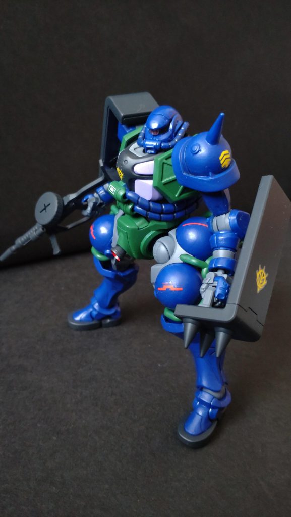 旧ザクからスパイクシールドも拝借ショルダーアーマーは1本ツノ付けるツノが無かったのはナイショ