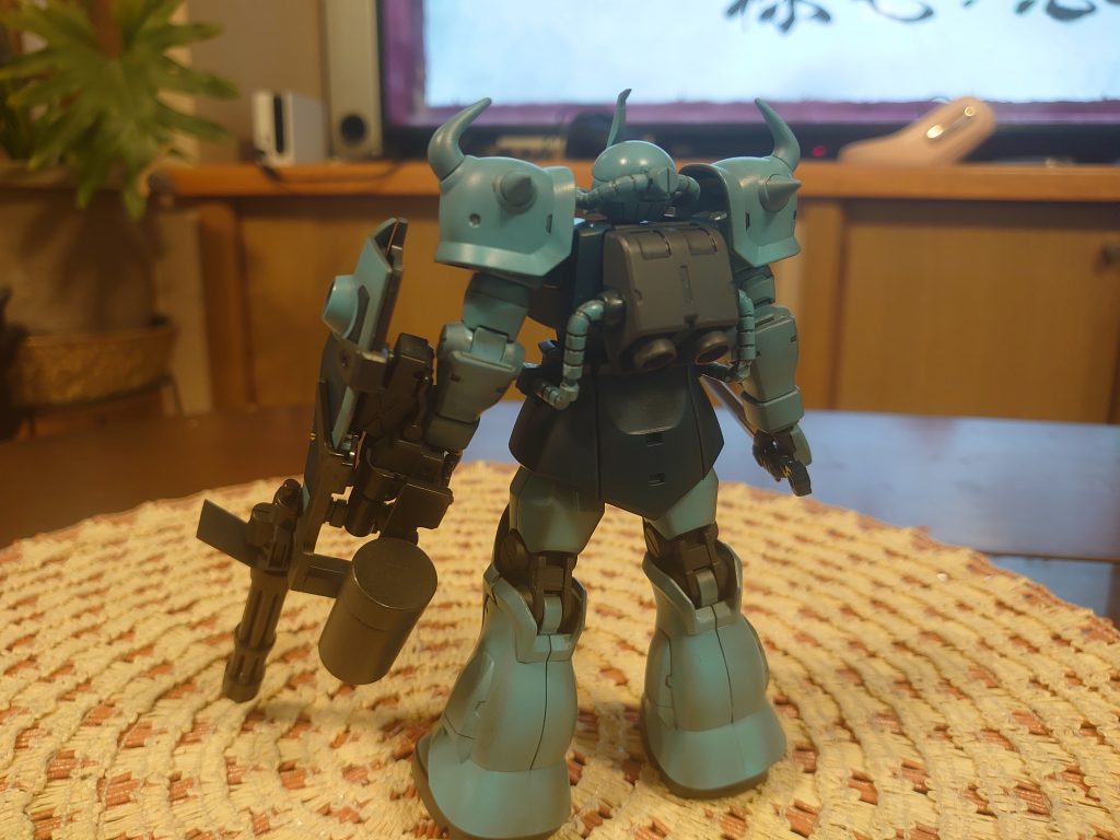 完成したままリビングのテーブルに一晩置いて朝起きたら本体が床に落下で頭部のツノが無い! 猫に落とされ犬に囓られた。バンダイのサイトから部品を拾い在庫を見るとグフカスタム無し 通常グフ無し、シャアーザク無し、ナシナシ無し!思い当たるツノ無し!全く無し(笑)