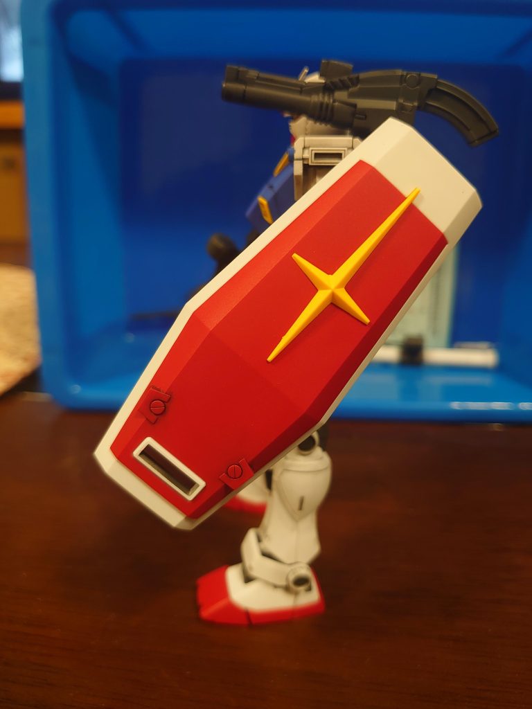 ちょっと気付いた事。パーツのプラスチックの強度が悪い。硬いので直ぐ折れるもしくは欠ける。このキットは袴の前板２枚のジョイント。