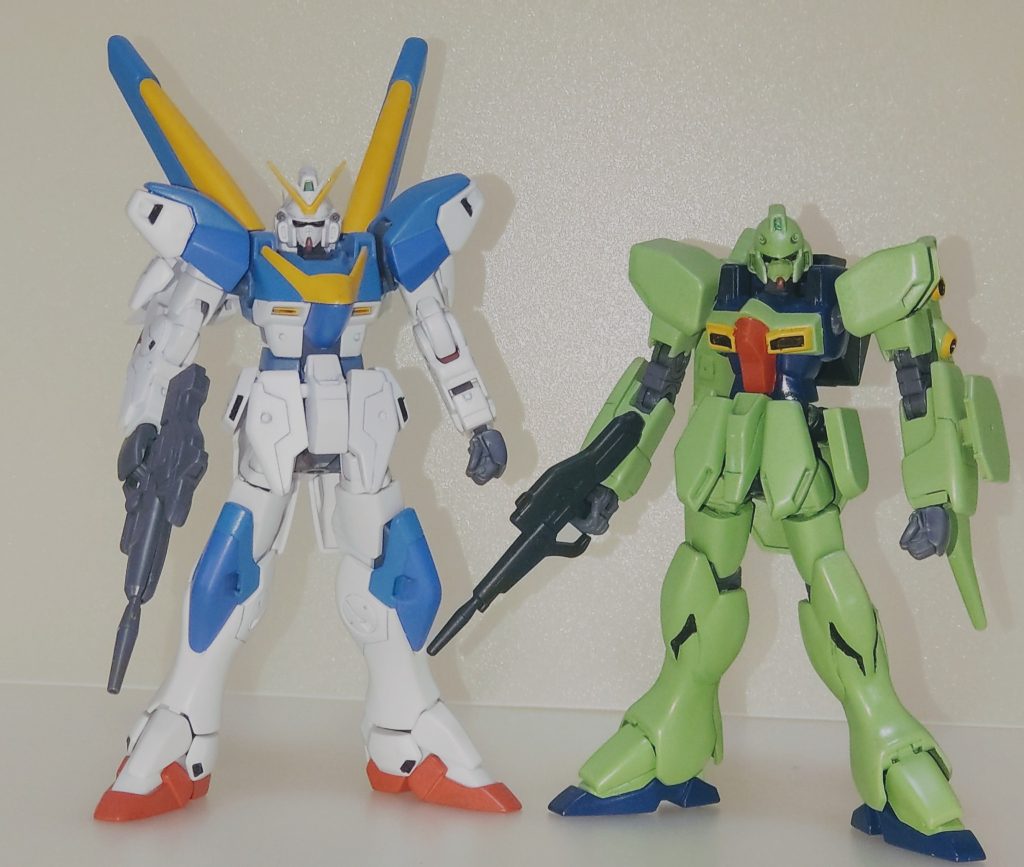 以前載せたHGUCV2ガンダムとのツーショット。並べても違和感が無いように製作しましたが如何でしょうか?