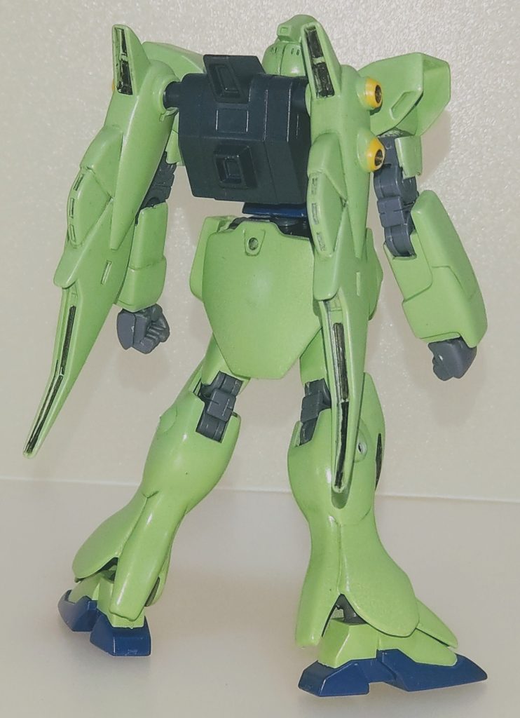 背面。いつもの如く可動部分の改修と武装類の追加がメインです。ですが小型MSゆえ各パーツが小さいので結構作業は大変でした…😅