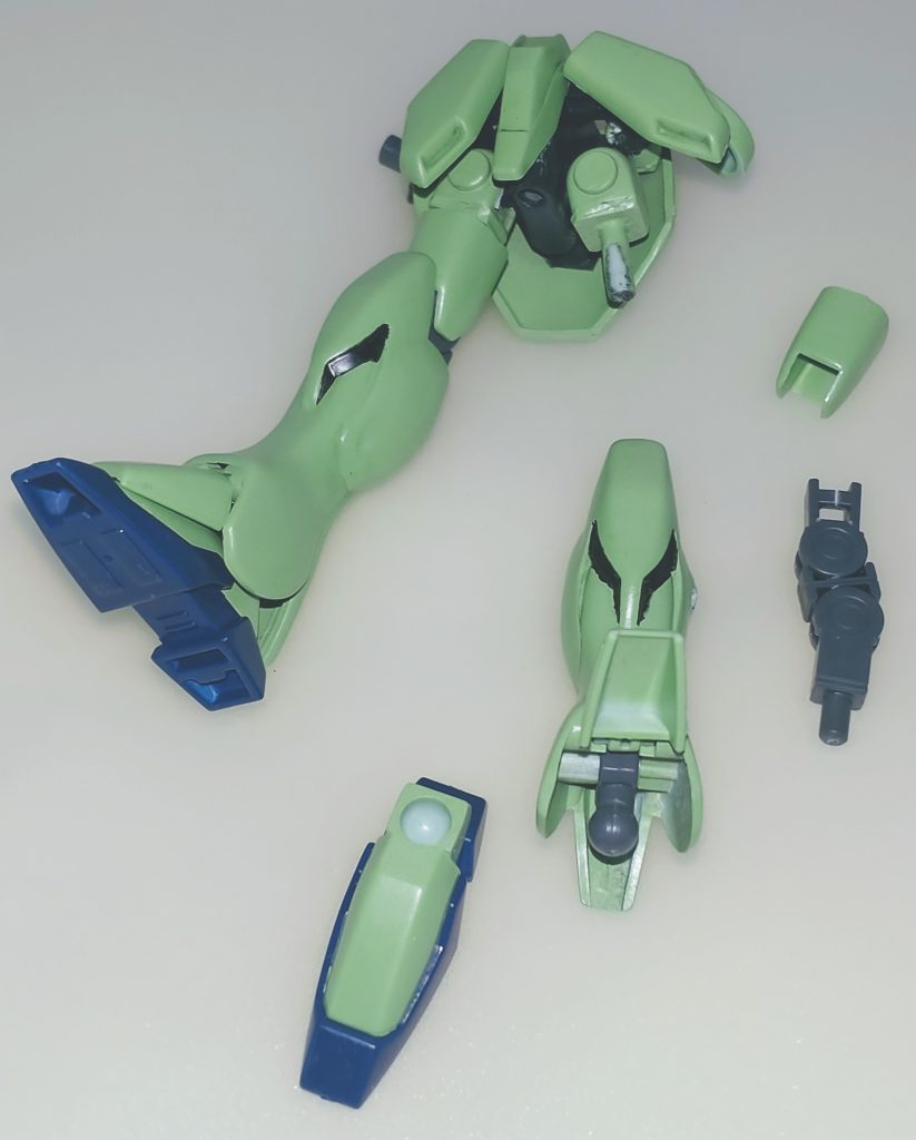 下半身。腰部はジャンク品を使用して軸関節式に変更、各スカートアーマーもスプリングパイプ・ポリパーツで独立化しました。脚部はボールデンアームズで二重関節化しましたが足首は元々のVフレームのままです。