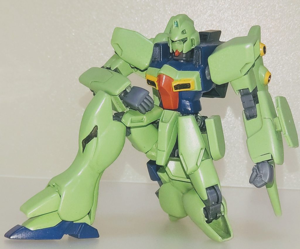 アクションポーズ。元々シンプルなデザインのため膝立ちもスムーズに決まります。