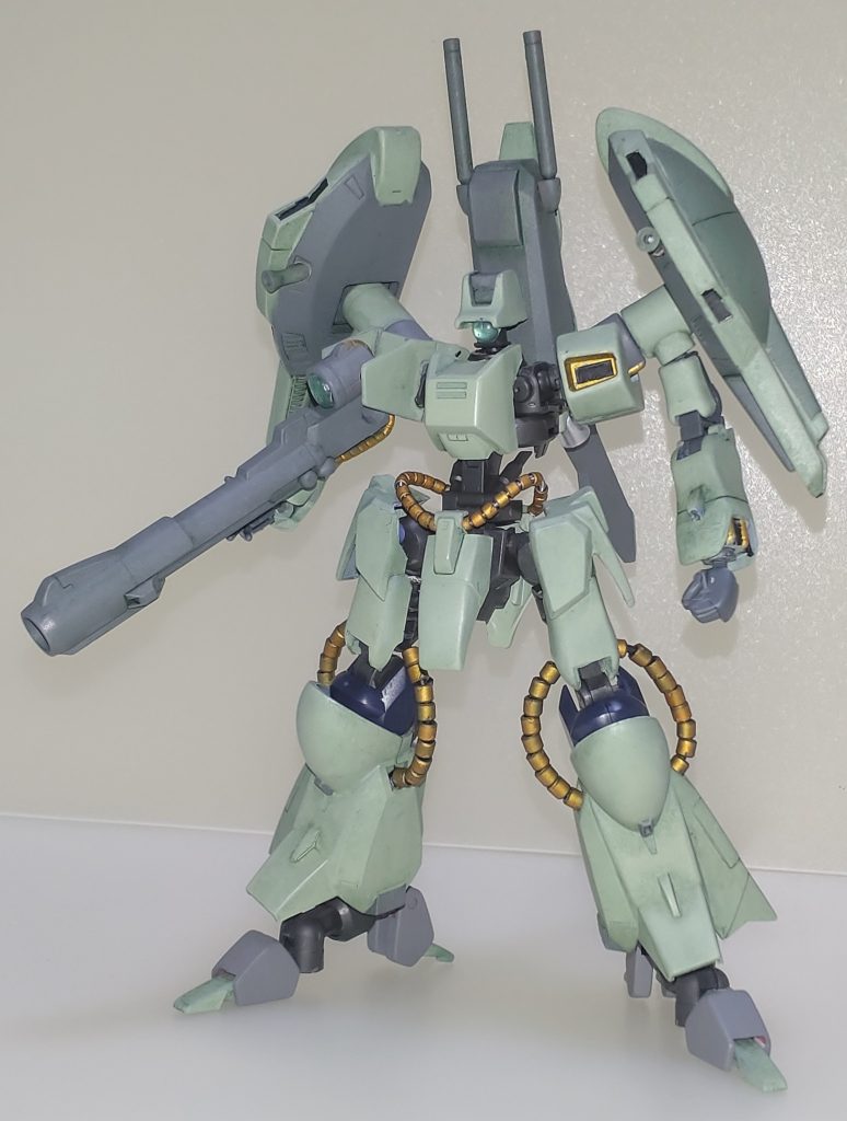 全身。前述の通りガザＤの内部にHGオルフェンズシリーズのフレームを組み込んでいます。使用したのはHGユーゴーのヘキサフレームです。可動範囲に優れ脚部が逆関節仕様だったことから選びました。プロポーションですが今見るとアーティファクトに近いですね。