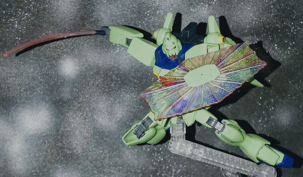 ホロマーカーを吹き付けたビームシールドも映えます。このシリーズ、通常と湾曲したタイプのビームサーベルが2種類付属するので結構お得です✨