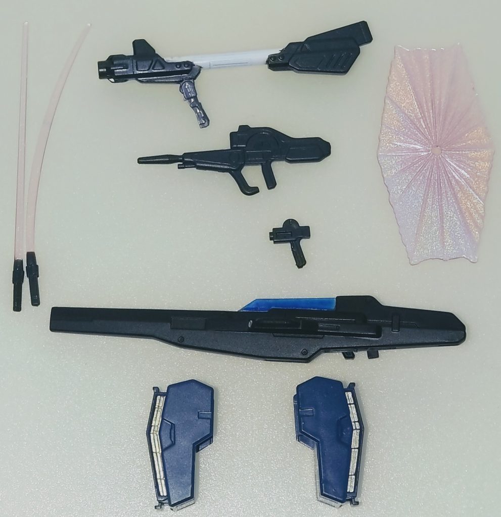 武装類。ビームバズーカのグリップを他のガンプラのパーツから流用して可動化しました。ビームシールドはガンダムマーカーホロマーカーを吹き付けて粒子感を出しました。HG00系のキットからロングライフルとIフィールド発生器を追加しました。