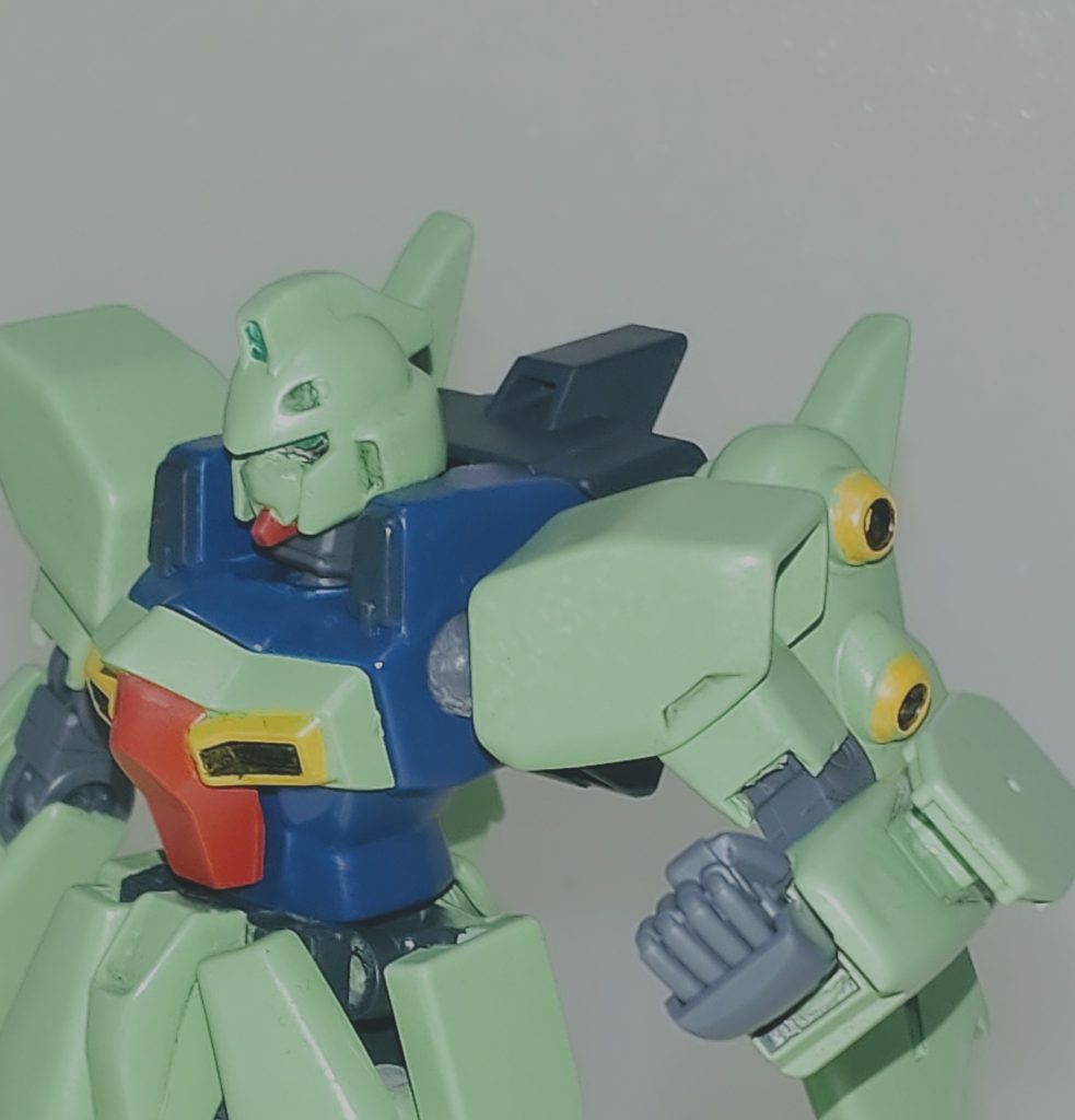 上半身。胴体はWAVE製プラパイプを組み込んで腕部との接続をポリボール式に変更しました。腹部パーツはHGFAガンダムデスサイズヘルカスタムのパーツを流用してスリム化しています。腕部はボールデンアームズの関節パーツを組み込んで現行キットと同様の構成にしました。