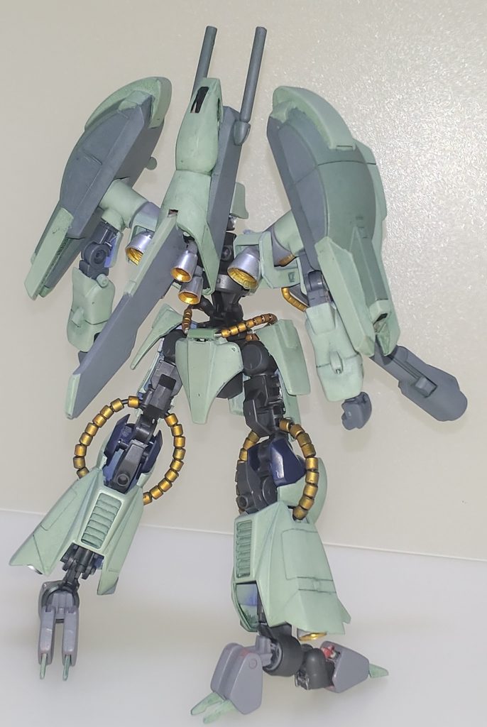 背面。ガザＤの外装をヘキサフレームに組み込んではいますが、当然そのままでは合わないので一部フレームを剥き出しにしています。カラーリングは原典のカラーが少しばかり苦手だったのでグリーン2色のジオンカラーにしています。塗り分け後フィルタリングリキッドで馴染ませています。 