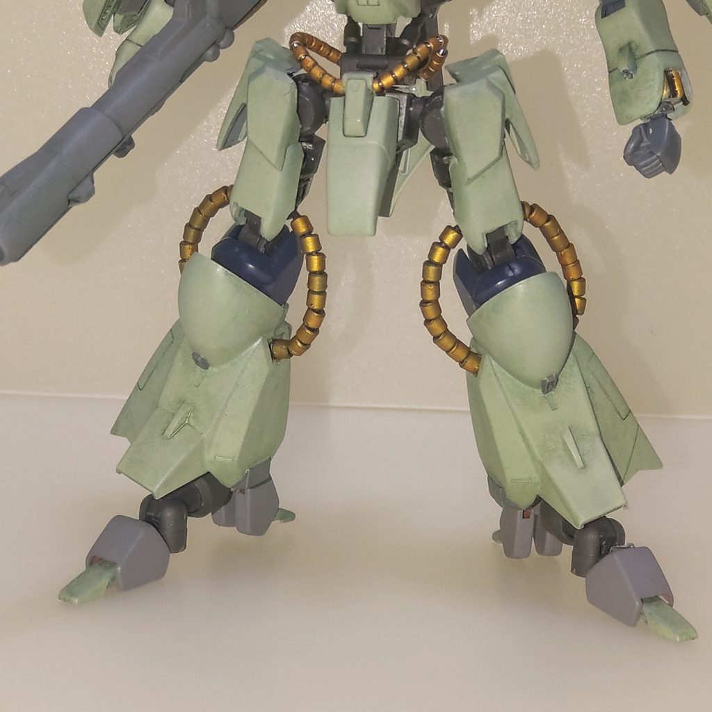 下半身。太もも以外はヘキサフレームがうまく収まってます。関節パーツはそのままではスカスカなのでユーゴーの外装も使用して隙を無くしてます。動力パイプは今回載せるにあたりモビルパイプで作り直しましたが、製作当時何を思ったのかスネークチェーンで再現していました…😅