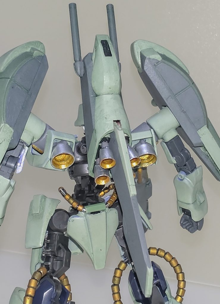 バックパック。バーニア類は内側をガイアカラースターブライトゴールド、外側を4artistマーカーで塗り分けてます。