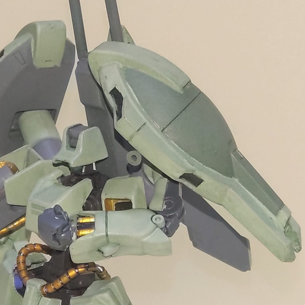 腕部。ボールデンアームズの関節パーツを使用していますが上腕部分は外装を一部剥き出しにしています。バインダーは要接着だったビームサーベルを着脱出来るようにしたのみです。