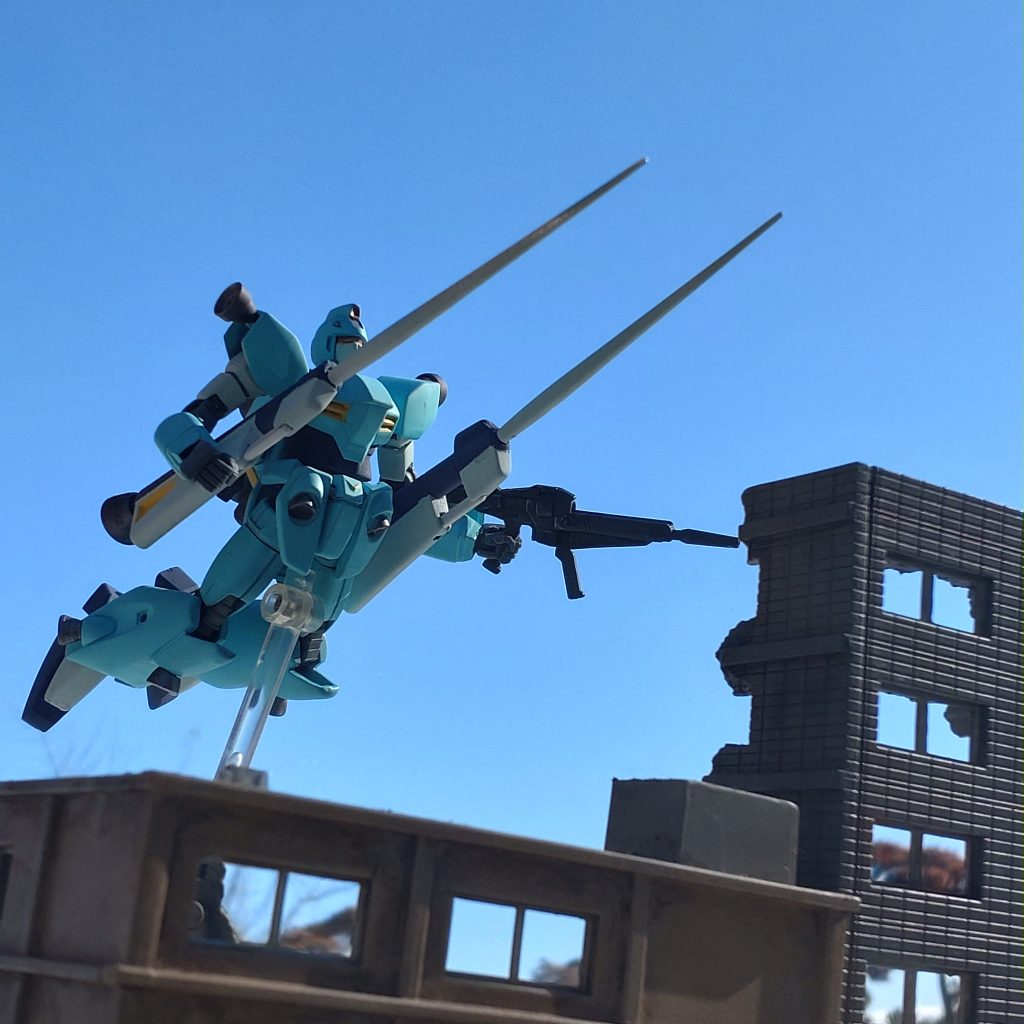 ガンプラ用ベースと組み合わせて屋外で撮影してみました。撮影日天気にも恵まれたので第34話でのタンピコでの活躍を再現してみました。