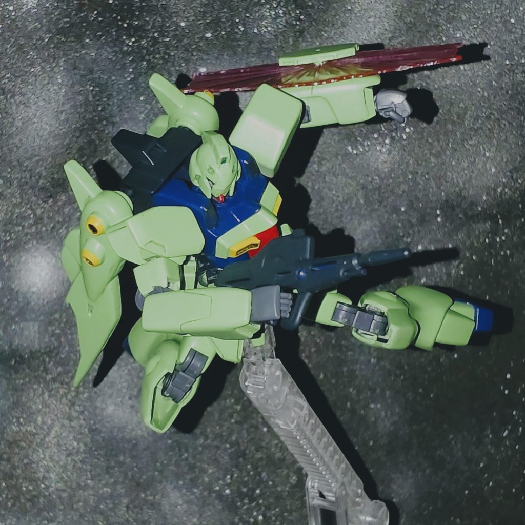 全身を改修したことで旧1/100キットのパッケージと同じポーズにすることも出来ます。