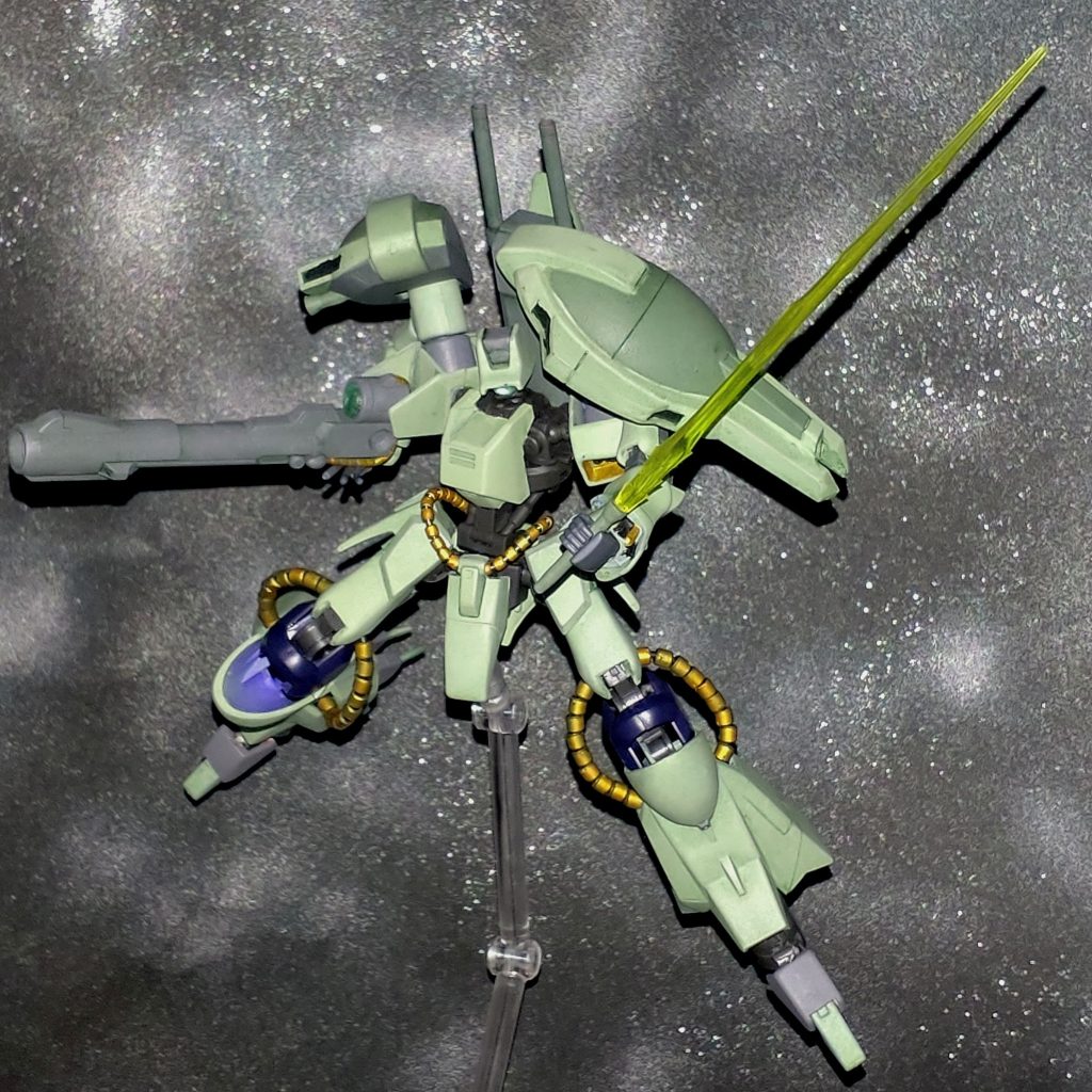 広い可動範囲を持つヘキサフレームを採用したことでサーベルを持ったポーズも決まります！元キットの肩の可動も合わさってさらに力強さが増しています！