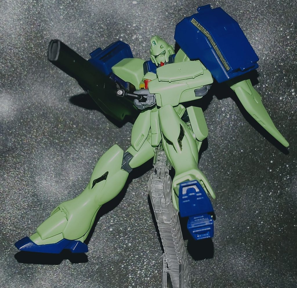 追加武装での射撃ポーズ。Iフィールドを展開しながらロングライフルを放つイメージでポーズ付けしましたが、かなりカッコイイです。