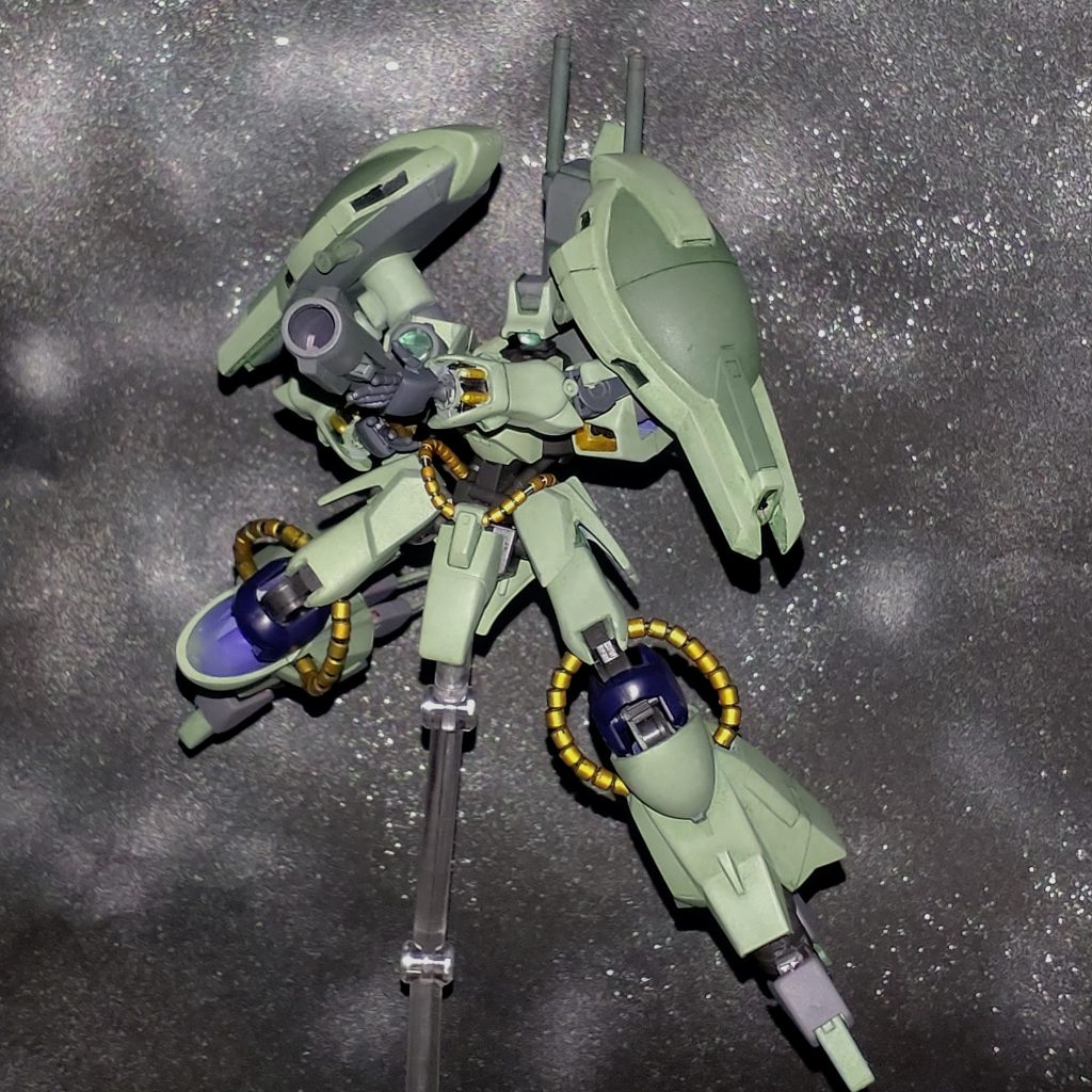 アクションポーズ。胴体側がボールジョイント式になったので、元キットでは出来なかったナックルバスターの両手持ちも可能になってます。