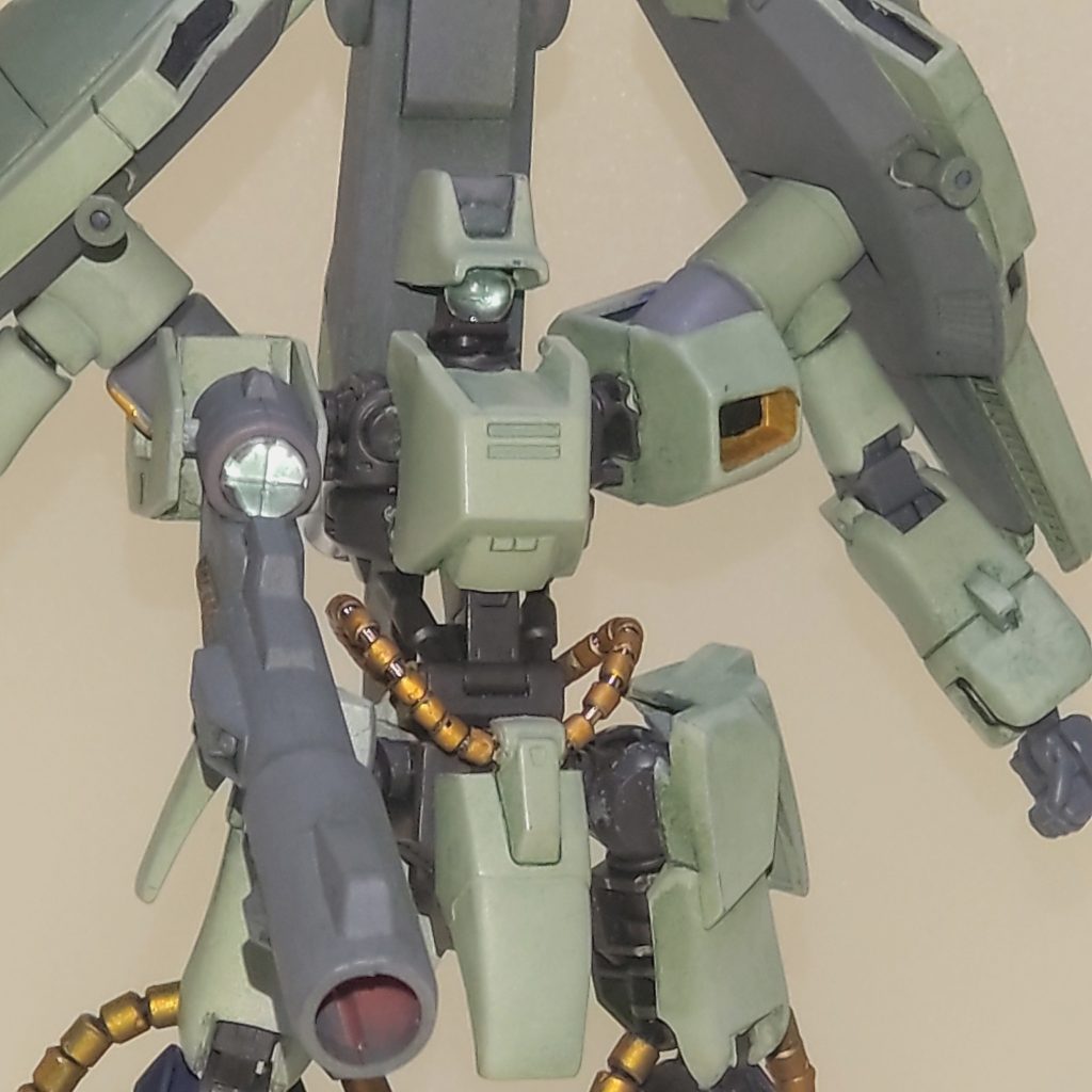 上半身。頭部は切り離しモノアイ類をレジンで複製したものに交換しています。胴体は左右のパーツ側にボールジョイントを貼り付け可動範囲を広げています。