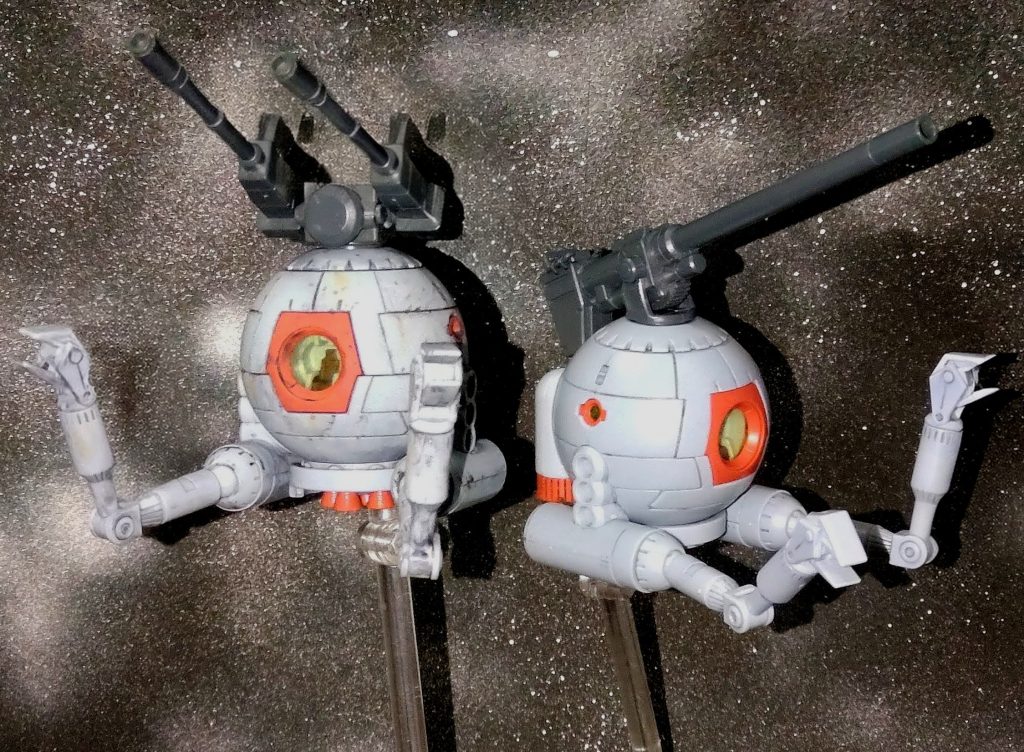 2体揃って。仕上がりは異なりますが、やはりボールは宇宙用の背景が似合います。